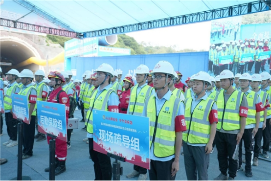 03 渝萬高鐵隧道火災(zāi)及坍塌事故 綜合應(yīng)急演練在站前8標(biāo)成功舉行973.png